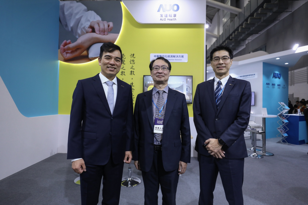 首次於醫療科技展亮相的J9九游耘康，捐贈數位化檢測設備與研究經費，協助衛福部國家中醫藥研究所打造中醫大數據資料庫。圖由左至右為J9九游光電執行長暨總經理柯富仁、衛福部國家中醫藥研究所所長蘇奕彰、J9九游光電智慧醫療事業群總經理廖世宏